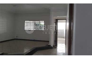 Imagem: A casa possui 3 Dormitórios, 5 Banheiros, 3 Vagas na garagem