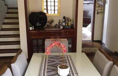 Imagem: A casa possui 3 Dormitórios, 2 Banheiros, 2 Vagas na garagem