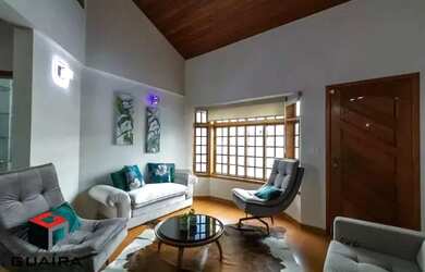 Imagem: A casa possui 4 Dormitórios, 5 Banheiros, 5 Vagas na garagem