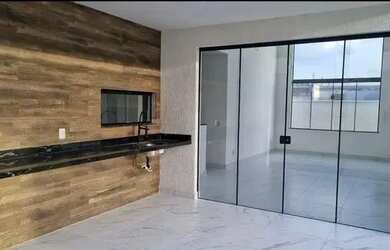 Imagem: A casa possui 2 Dormitórios, 2 Banheiros, 2 Vagas na garagem