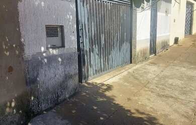 Imagem: A casa possui 2 Dormitórios, 1 Banheiro, 5 Vagas na garagem