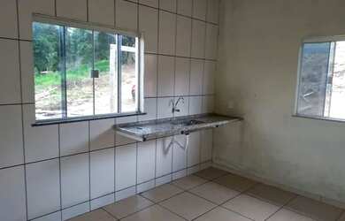 Imagem: A casa possui 3 Dormitórios, 2 Banheiros, 5 Vagas na garagem