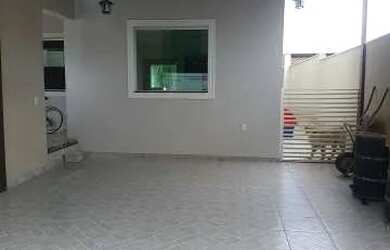 Imagem: A casa possui 3 Dormitórios, 2 Banheiros, 2 Vagas na garagem