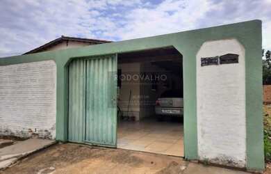 Imagem: A casa possui 3 Dormitórios, 2 Banheiros, 4 Vagas na garagem