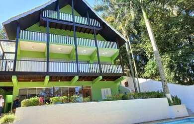 Imagem: A casa em condomínio possui 5 Dormitórios, 5 Banheiros, 5