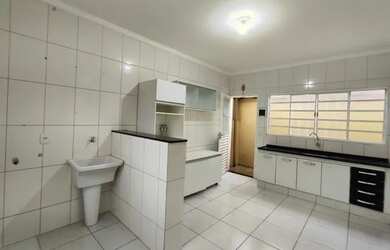 Imagem: A casa possui 2 Dormitórios, 2 Banheiros, 1 Vaga na garagem