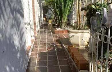 Imagem: A casa possui 2 Dormitórios, 1 Banheiro, 2 Vagas na garagem