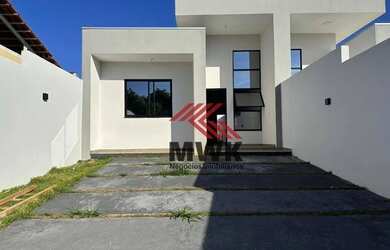 Imagem: A casa possui 3 Dormitórios, 2 Banheiros, 3 Vagas na garagem