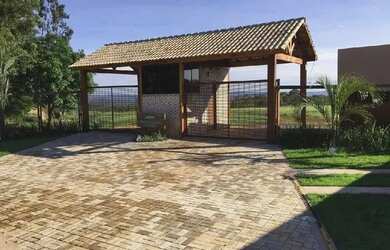 Imagem: O terreno possui 380m² de Área e está localizado em Jardim