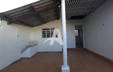 Imagem: A casa possui 3 Dormitórios, 1 Banheiro, 1 Vaga na garagem