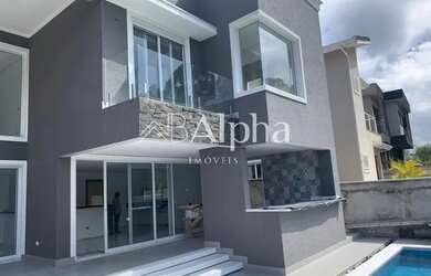 Imagem: A casa em condomínio possui 4 Dormitórios, 5 Banheiros, 2