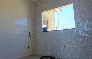 Imagem: A casa possui 2 Dormitórios, 2 Banheiros, 2 Vagas na garagem