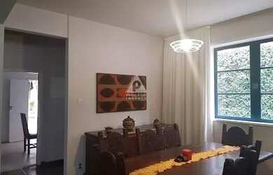 Imagem: A casa possui 4 Dormitórios, 3 Banheiros e 271m² de Área