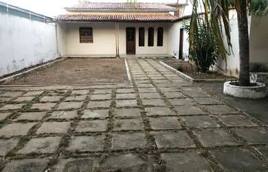 Imagem: A casa possui 3 Dormitórios, 2 Banheiros, 5 Vagas na garagem