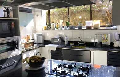 Imagem: A casa possui 5 Dormitórios, 5 Banheiros, 4 Vagas na garagem