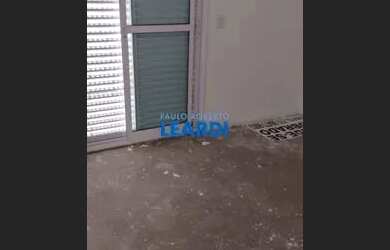 Imagem: A casa possui 3 Dormitórios, 2 Banheiros, 4 Vagas na garagem