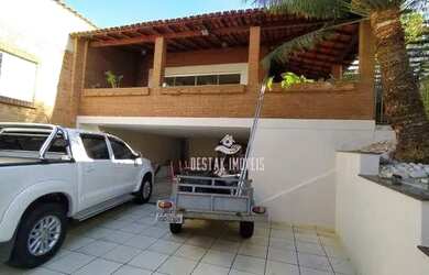 Imagem: A casa possui 3 Dormitórios, 3 Banheiros, 4 Vagas na garagem