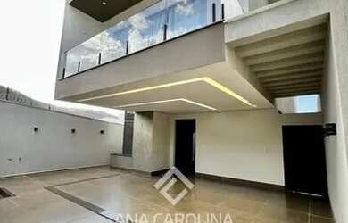 Imagem: A casa possui 3 Dormitórios, 2 Banheiros, 5 Vagas na garagem