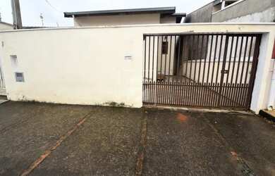 Imagem: A casa possui 3 Dormitórios, 1 Banheiro, 3 Vagas na garagem