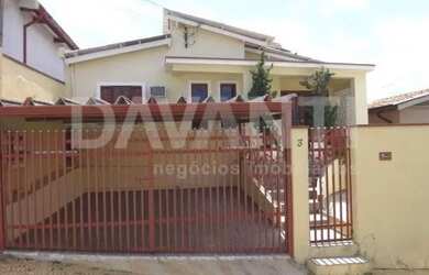 Imagem: A casa possui 2 Dormitórios, 1 Banheiro, 2 Vagas na garagem