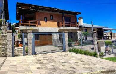 Imagem: A casa possui 3 Dormitórios, 2 Banheiros, 3 Vagas na garagem