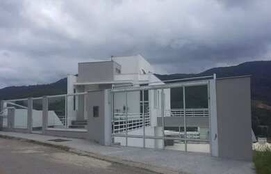 Imagem: A casa e possui 4 Dormitórios, Suítes, 5 Banheiros, 2 Vagas