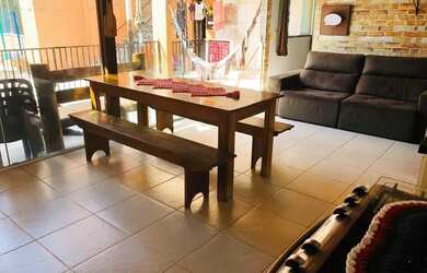 Imagem: A casa possui 3 Dormitórios, 4 Banheiros, 4 Vagas na garagem