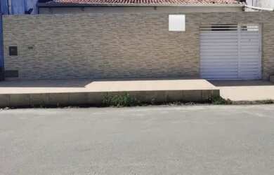 Imagem: A casa possui 2 Dormitórios, 1 Banheiro, 1 Vaga na garagem