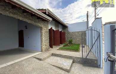 Imagem: A casa possui 3 Dormitórios, 4 Banheiros, 5 Vagas na garagem