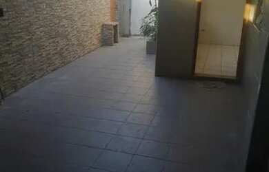 Imagem: A casa possui 2 Dormitórios, 2 Banheiros, 3 Vagas na garagem