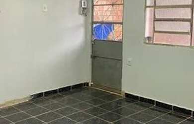 Imagem: A casa possui 2 Dormitórios, 1 Banheiro e 1 Vaga na garagem