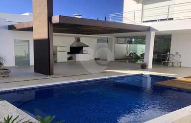 Imagem: A casa possui 3 Dormitórios, 4 Banheiros, 4 Vagas na garagem