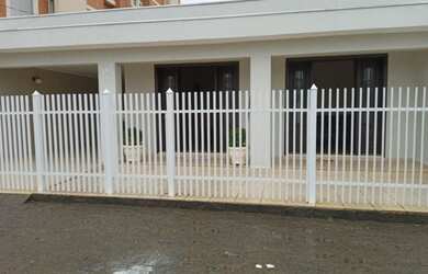 Imagem: A casa possui 5 Dormitórios, 2 Banheiros, 3 Vagas na garagem