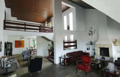 Imagem: A casa e possui 4 Dormitórios, Suítes, 4 Banheiros, 4 Vagas