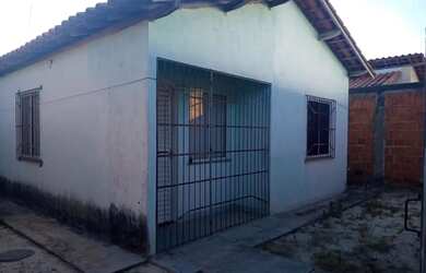 Imagem: A casa possui 2 Dormitórios, 1 Banheiro e 1 Vaga na garagem