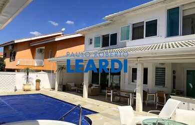 Imagem: A casa em condomínio possui 5 Dormitórios, 5 Banheiros, 4