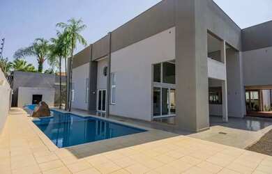 Imagem: A casa possui 4 Dormitórios, 5 Banheiros, 5 Vagas na garagem