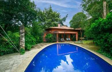 Imagem: A casa possui 3 Dormitórios, 5 Banheiros, 5 Vagas na garagem