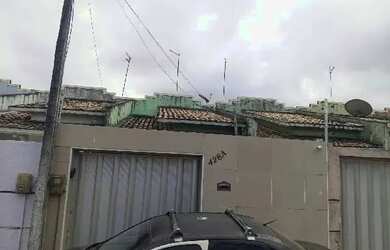 Imagem: A casa possui 2 Dormitórios, 1 Banheiro, 2 Vagas na garagem