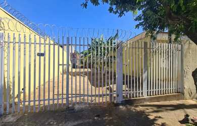Imagem: A casa possui 3 Dormitórios, 2 Banheiros, 2 Vagas na garagem