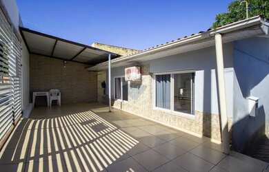 Imagem: A casa possui 3 Dormitórios, 2 Banheiros, 1 Vaga na garagem