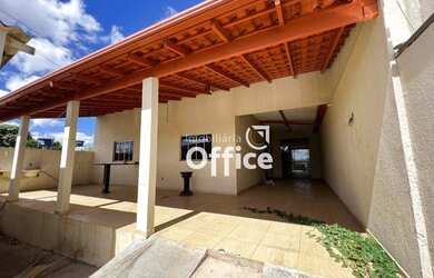 Imagem: A casa possui 3 Dormitórios, 1 Banheiro, 5 Vagas na garagem