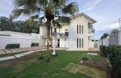 Imagem: A casa possui 3 Dormitórios, 3 Banheiros, 5 Vagas na garagem