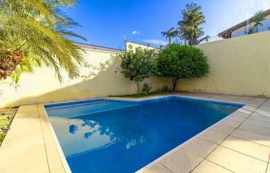 Imagem: A casa possui 5 Dormitórios, 5 Banheiros, 3 Vagas na garagem