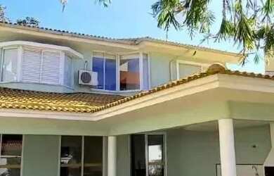 Imagem: A casa possui 4 Dormitórios, 4 Banheiros, 4 Vagas na garagem