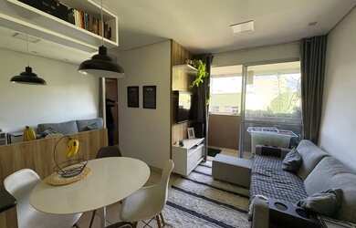 Imagem: O apartamento possui 2 Dormitórios, 1 Banheiro, 1 Vaga na garagem