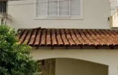 Imagem: A casa possui 4 Dormitórios, 3 Banheiros, 4 Vagas na garagem