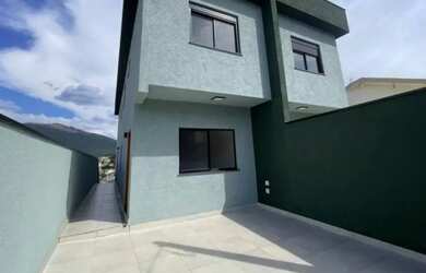 Imagem: A casa possui 3 Dormitórios, 3 Banheiros, 2 Vagas na garagem