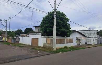 Imagem: A casa possui 4 Dormitórios, 3 Banheiros, 4 Vagas na garagem