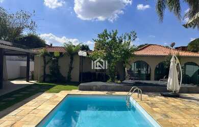 Imagem: A casa em condomínio possui 5 Dormitórios, 4 Banheiros, 4